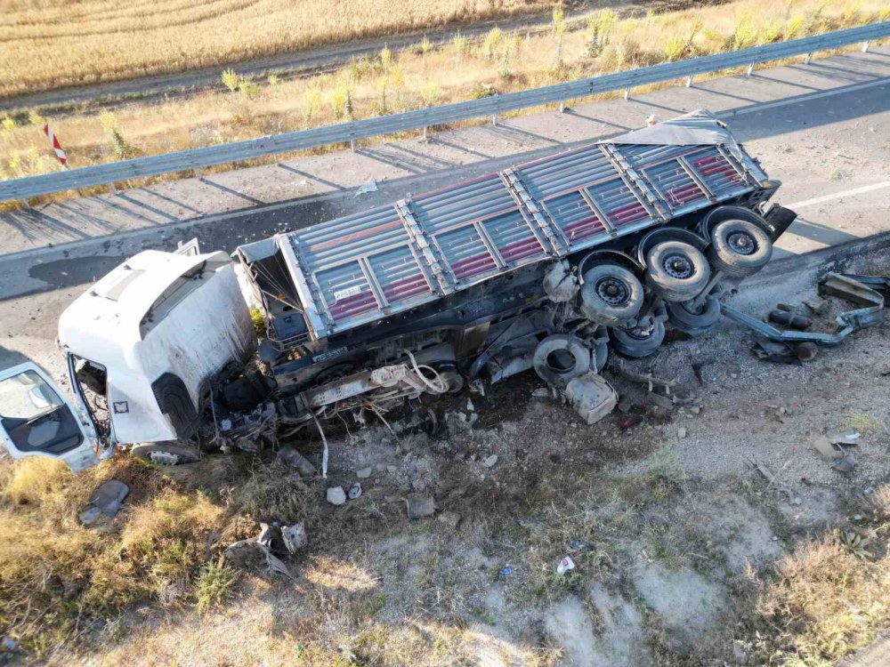 Bolvadin'de Bariyerlere Çarpan Gübre Yüklü Tır Devrildi