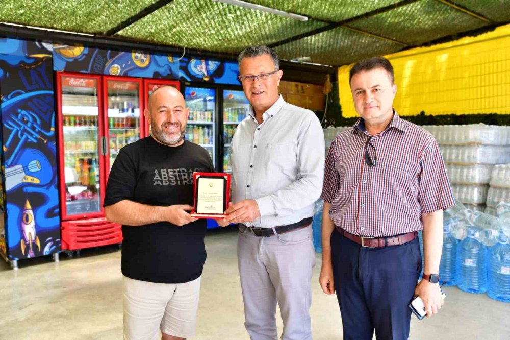 Dükkanının önünü yıkayıp süpüren bakkala başkandan plaket