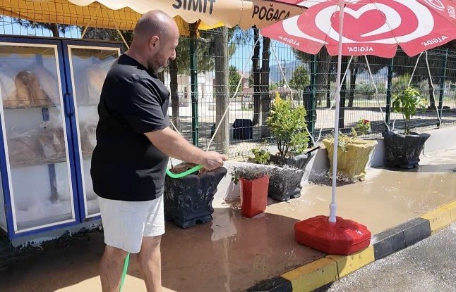 Dükkanının önünü yıkayıp süpüren bakkala başkandan plaket