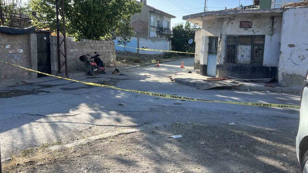 Kaldırımda unutulan ahşap plaka, kazaya neden oldu