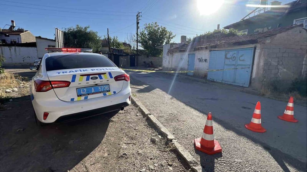 Kaldırımda unutulan ahşap plaka, kazaya neden oldu