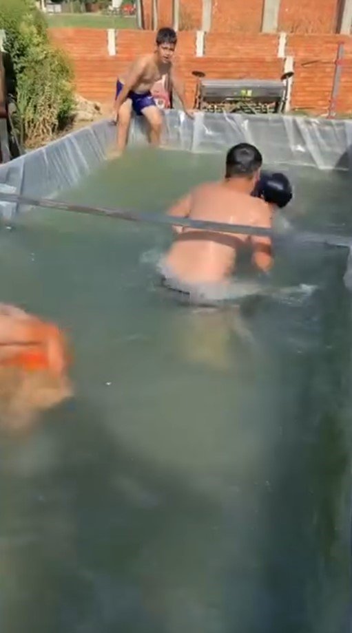 Kamyon kasasını çocuklar için havuza çevirdi