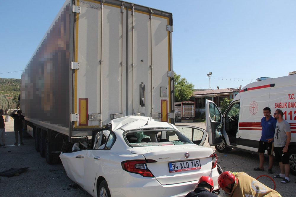 Otomobil tıra çarptı, baba ve 3 çocuğu hayatını kaybetti