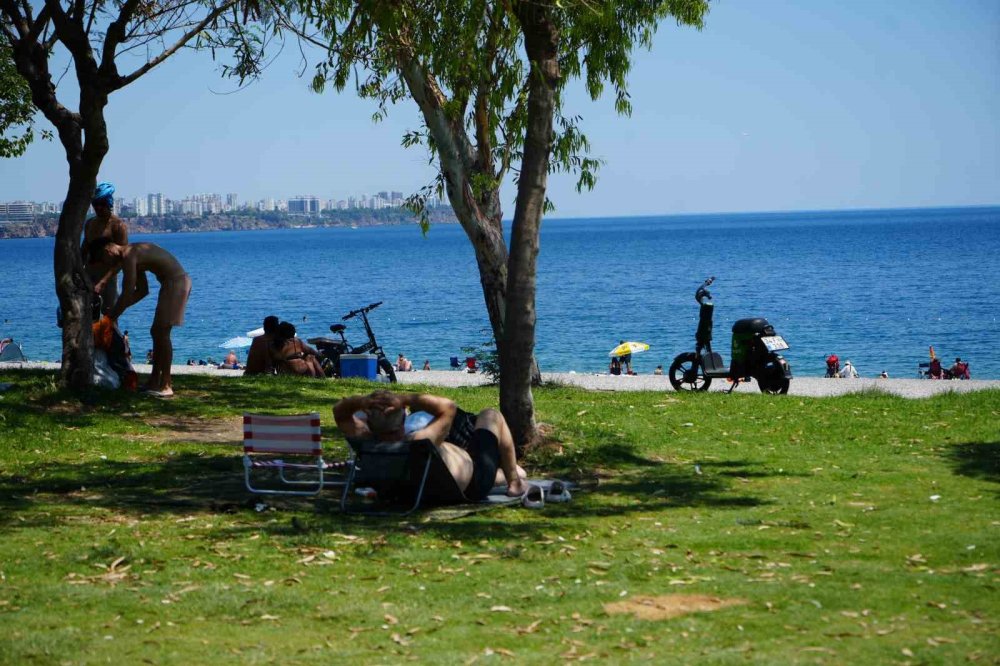 43 dereceyi gören Antalyalılar denize koştu