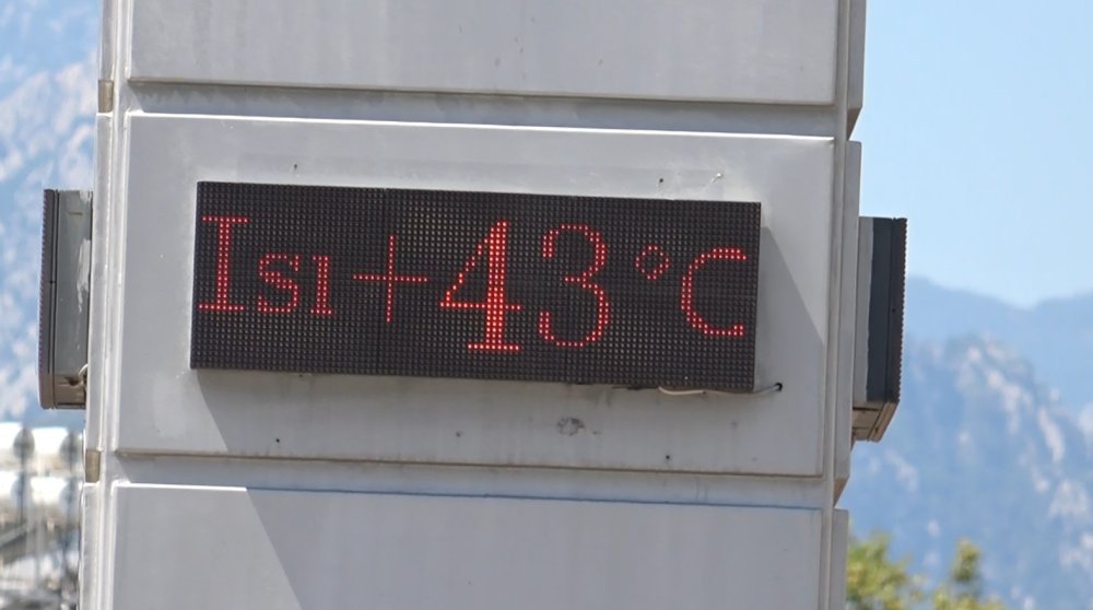 43 dereceyi gören Antalyalılar denize koştu