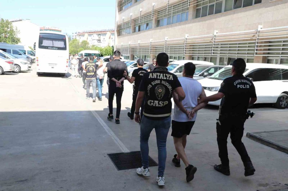 Fuhuş tuzağıyla gasp yaptılar: Gece avıyla yakalandılar