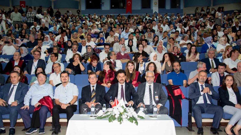 Selçuk Tıp’ta Mezuniyet: 185 Genç Hekim Diplomalarını Aldı