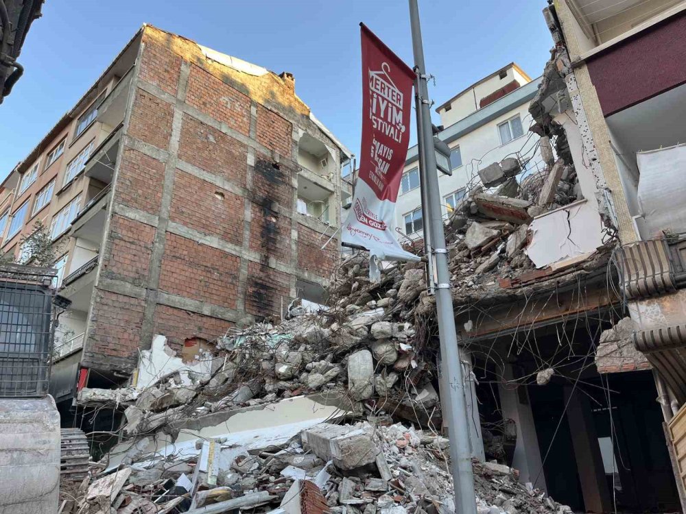 İstanbul'daki binaların neden çöktüğü yıkımda belli oldu