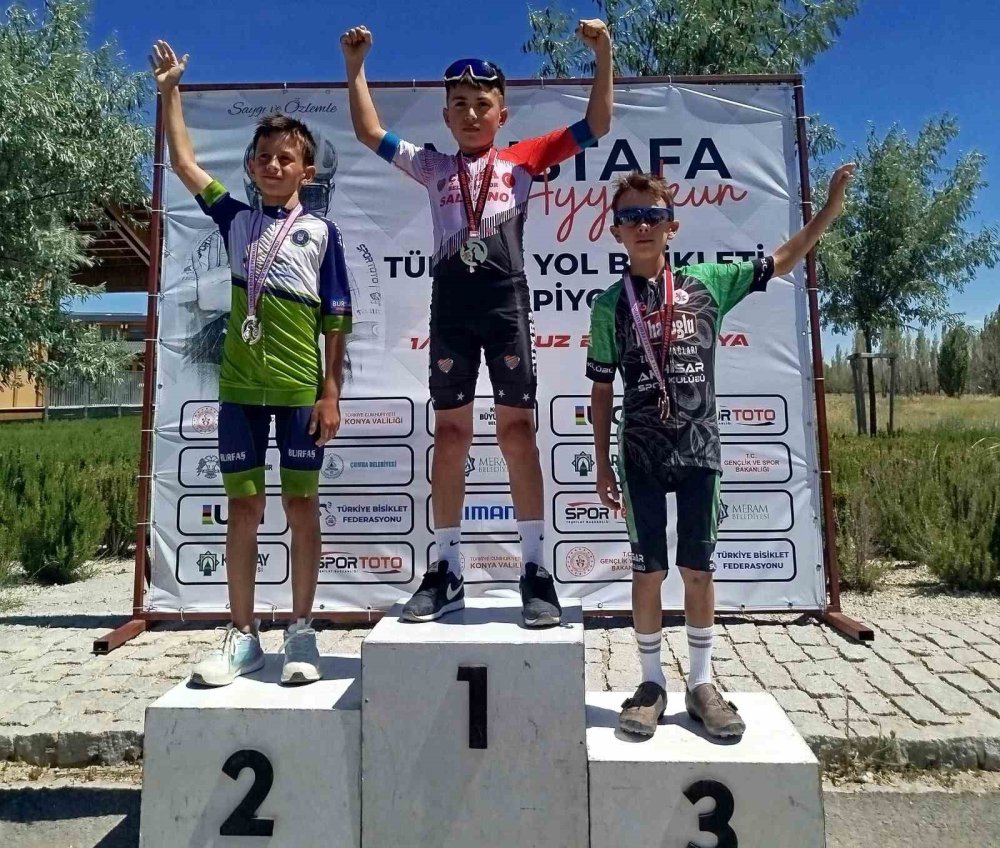 Akhisarlı sporcular kürsüden inmedi