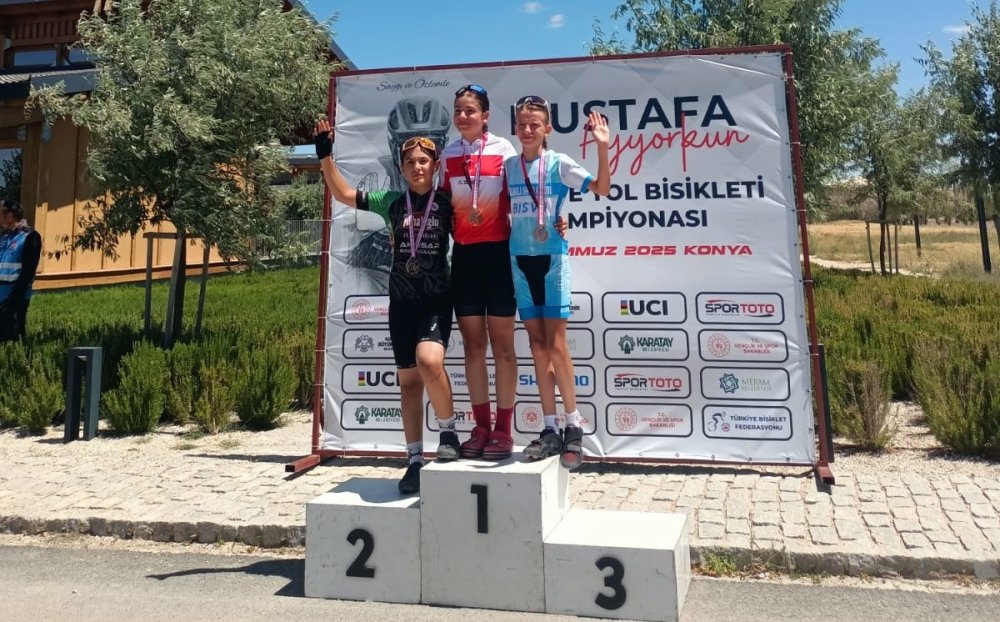 Akhisarlı sporcular kürsüden inmedi