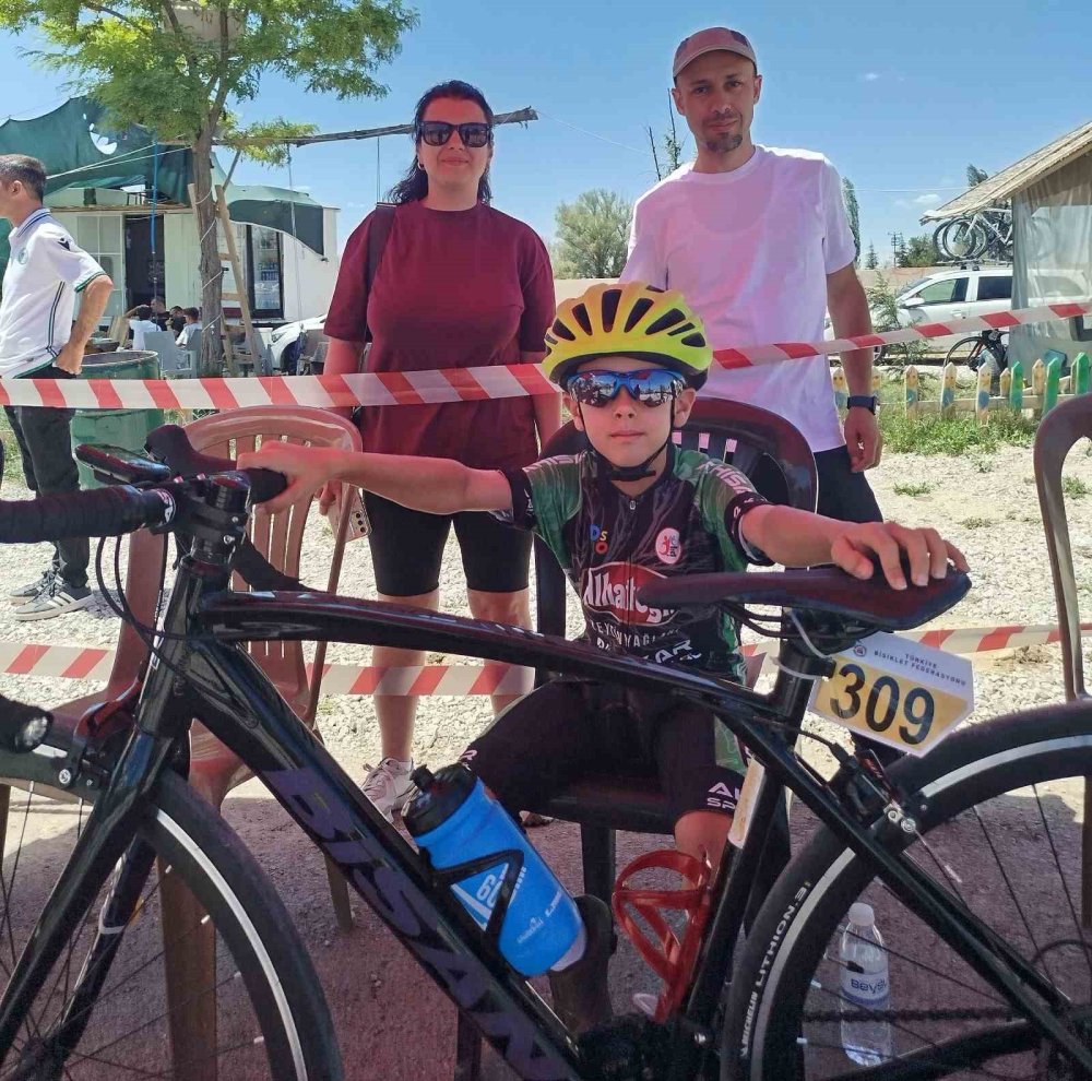 Akhisarlı sporcular kürsüden inmedi