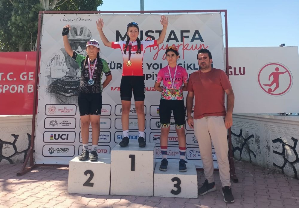 Akhisarlı sporcular kürsüden inmedi