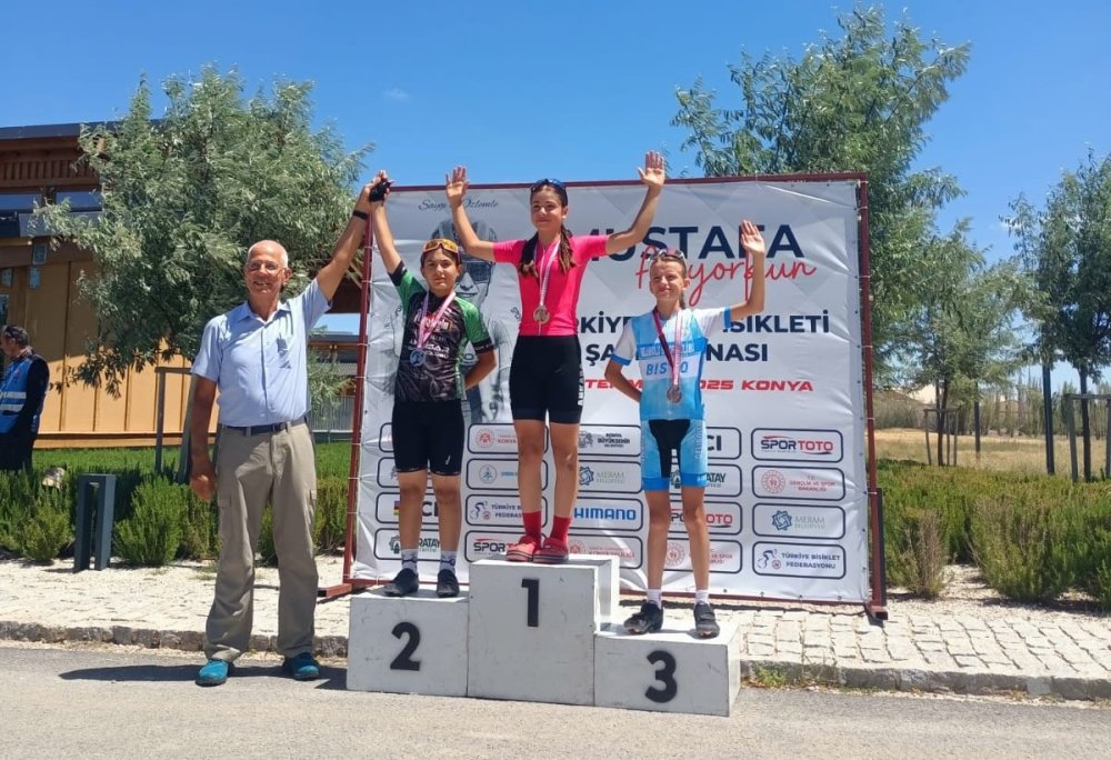 Akhisarlı sporcular kürsüden inmedi