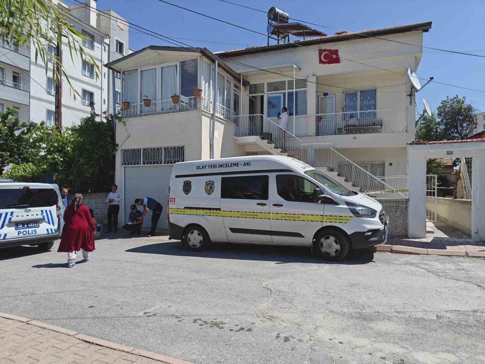 75 yaşındaki adam, 15 yaşındaki üvey kızını öldürüp canına kıydı