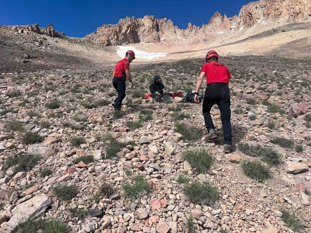 Erciyes Dağı’nda Mahsur Kalan 2 Dağcı, 8 Saatlik Operasyonla Kurtarıldı