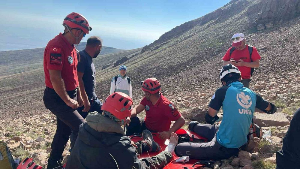 Erciyes Dağı’nda Mahsur Kalan 2 Dağcı, 8 Saatlik Operasyonla Kurtarıldı