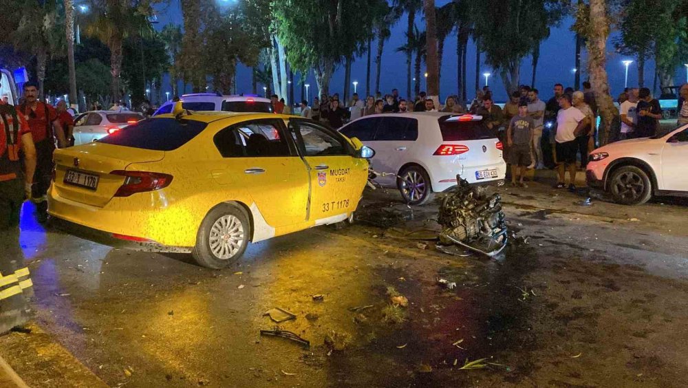 Çarpmanın şiddetiyle aracın motoru yerinden fırladı