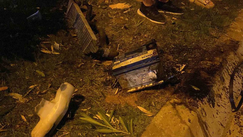 Çarpmanın şiddetiyle aracın motoru yerinden fırladı