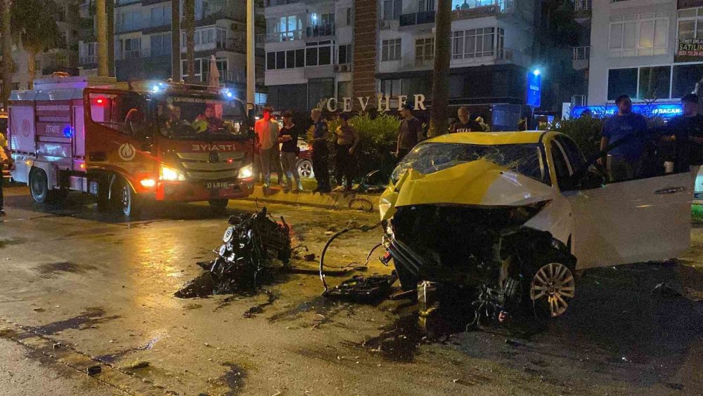 Çarpmanın şiddetiyle aracın motoru yerinden fırladı