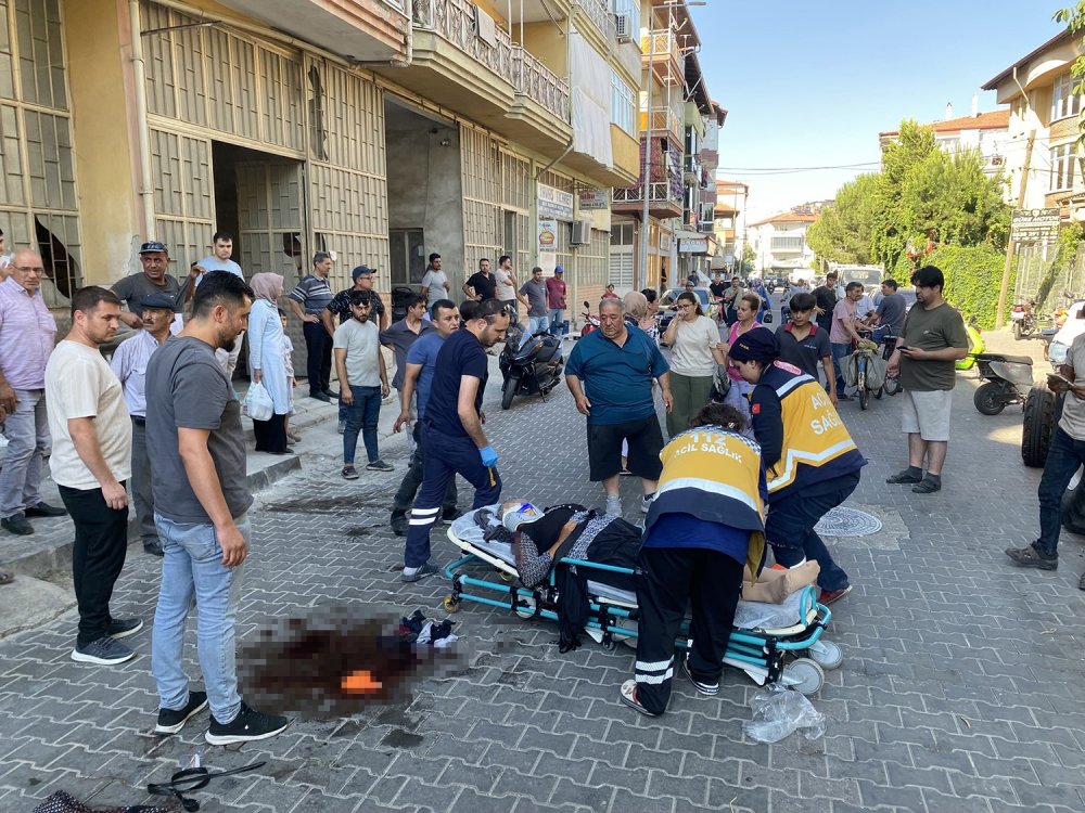 Seyir halindeki motosikletten düşen kadın ağır yaralandı