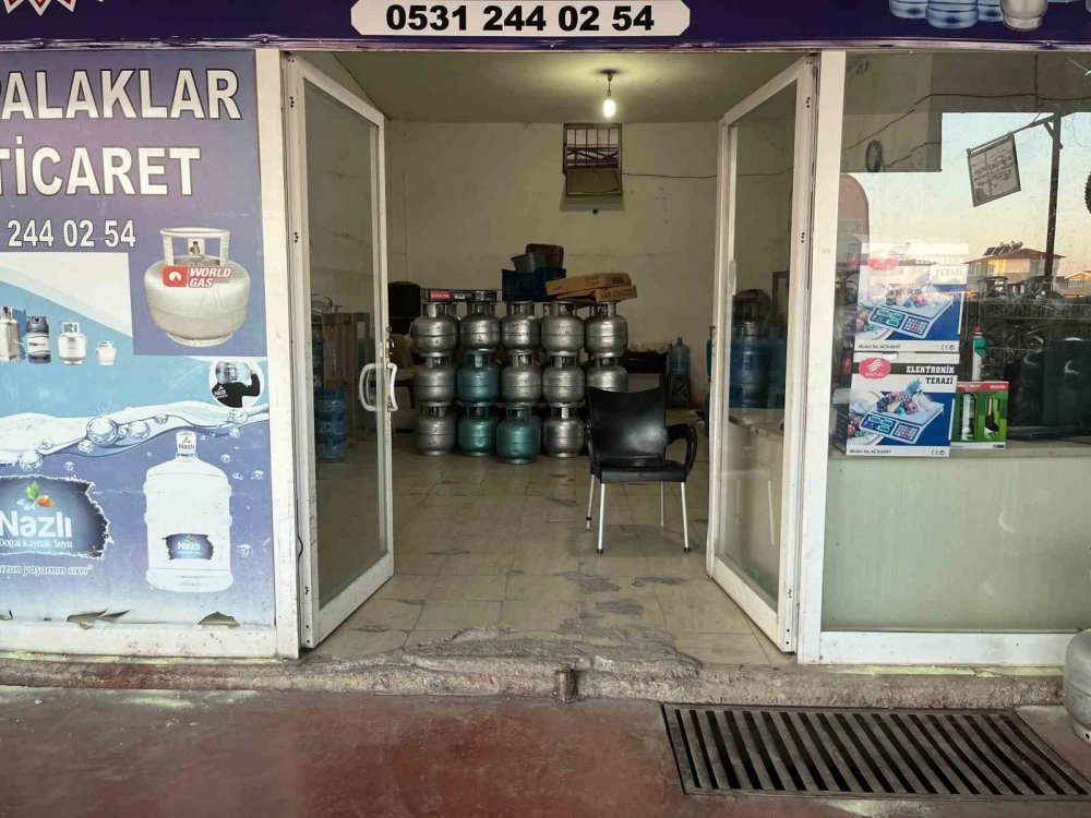 Yılan içeri, esnaf dışarı: O anlar kamerada