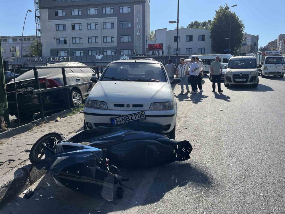 Arkadaşıyla sohbet ederken otomobil çarptı