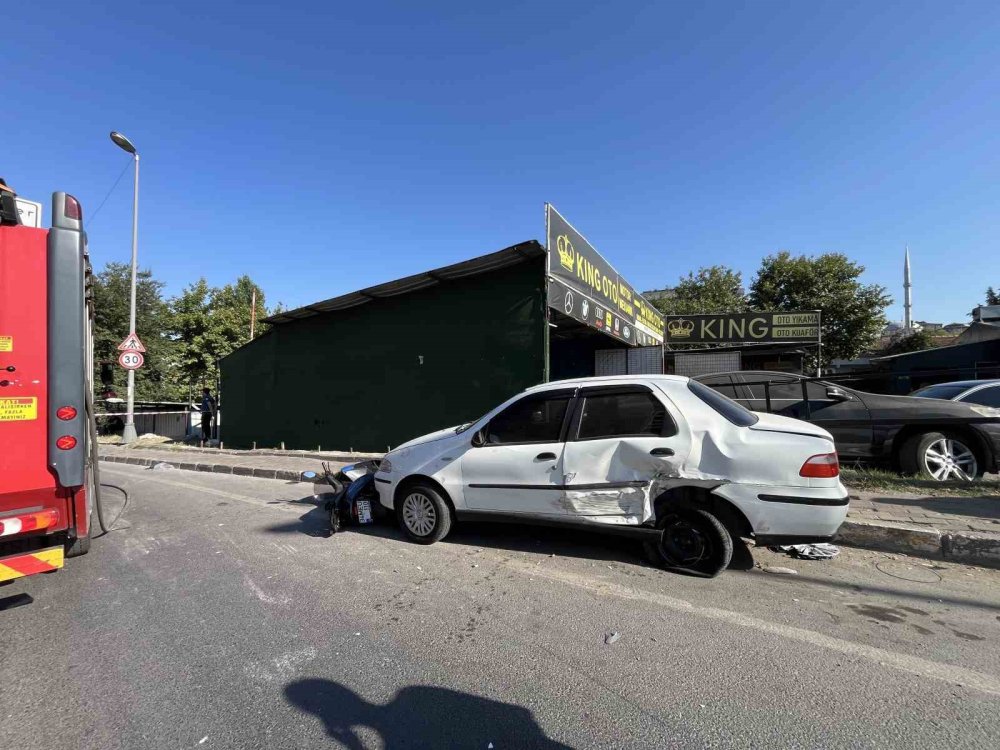 Arkadaşıyla sohbet ederken otomobil çarptı