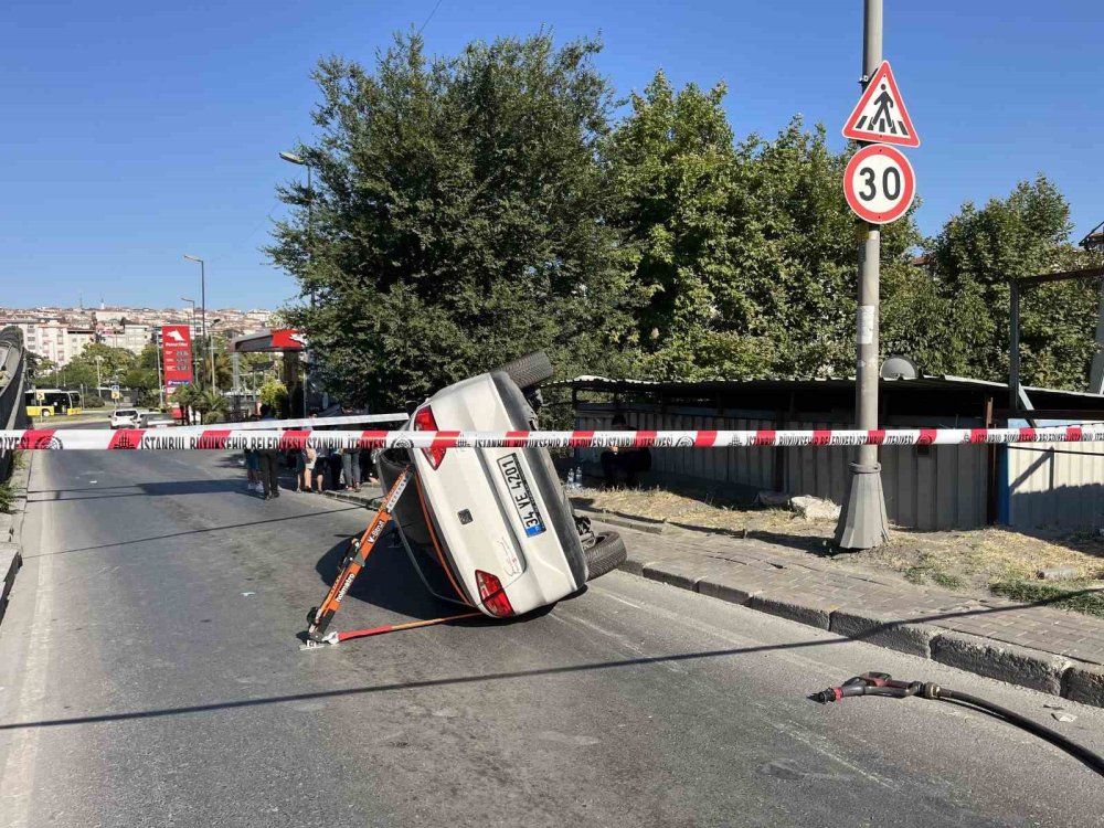 Arkadaşıyla sohbet ederken otomobil çarptı