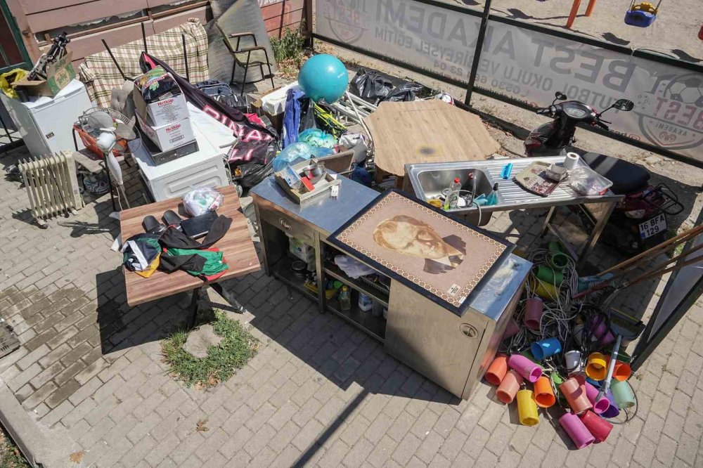 Tarihi Kulüp Tahliye Edildi: 1326 Pınarbaşı Spor’un Malzemeleri Sokağa Kondu