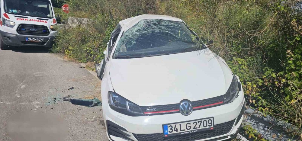 Yoldan çıkan otomobil 5 kişiye mezar olacaktı: Son anda kurtuldu