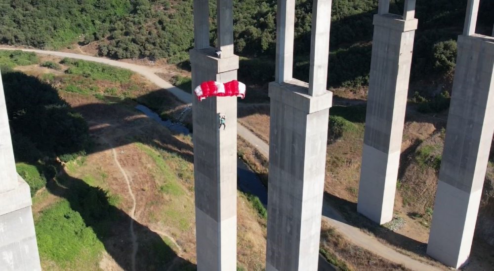 86 metrelik viyadükten paraşütle atladılar