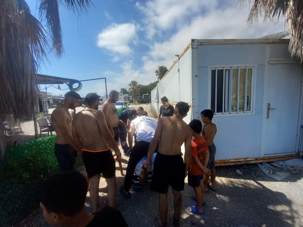 Denizde akıntıya kapılan 2 gencin korku dolu anları kamerada