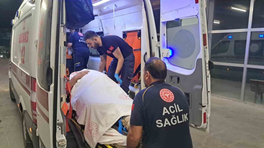 Kamyona çarpan kamyonet sürücüsü araçta sıkıştı