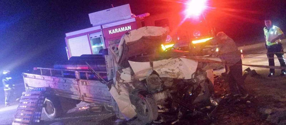 Kamyona çarpan kamyonet sürücüsü araçta sıkıştı