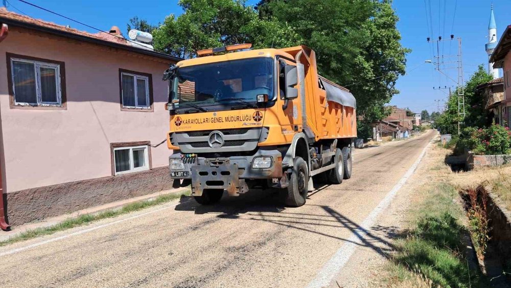 Sıcak havaya dayanamayan asfalta kumla müdahale