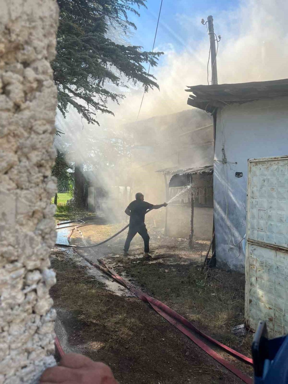 Yerdeki çöpleri yakmak istedi, 2 evi küle döndü