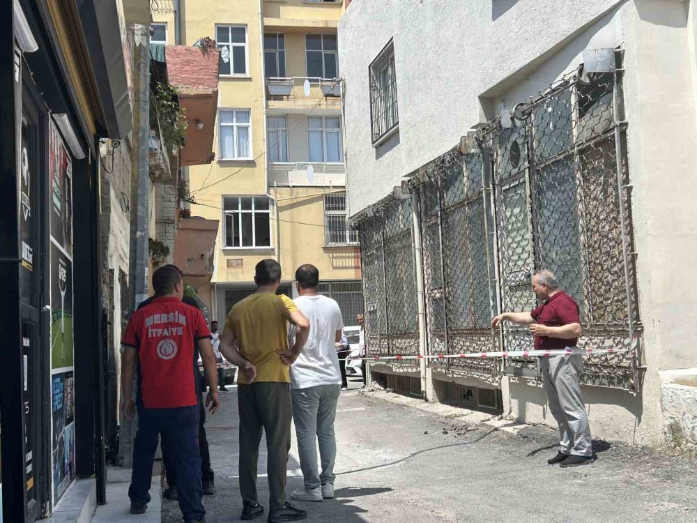 Yoldaki çökmeler evleri tehdit etmeye başladı