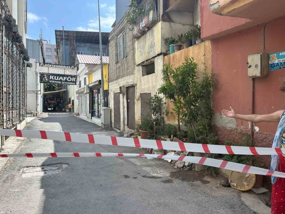 Yoldaki çökmeler evleri tehdit etmeye başladı