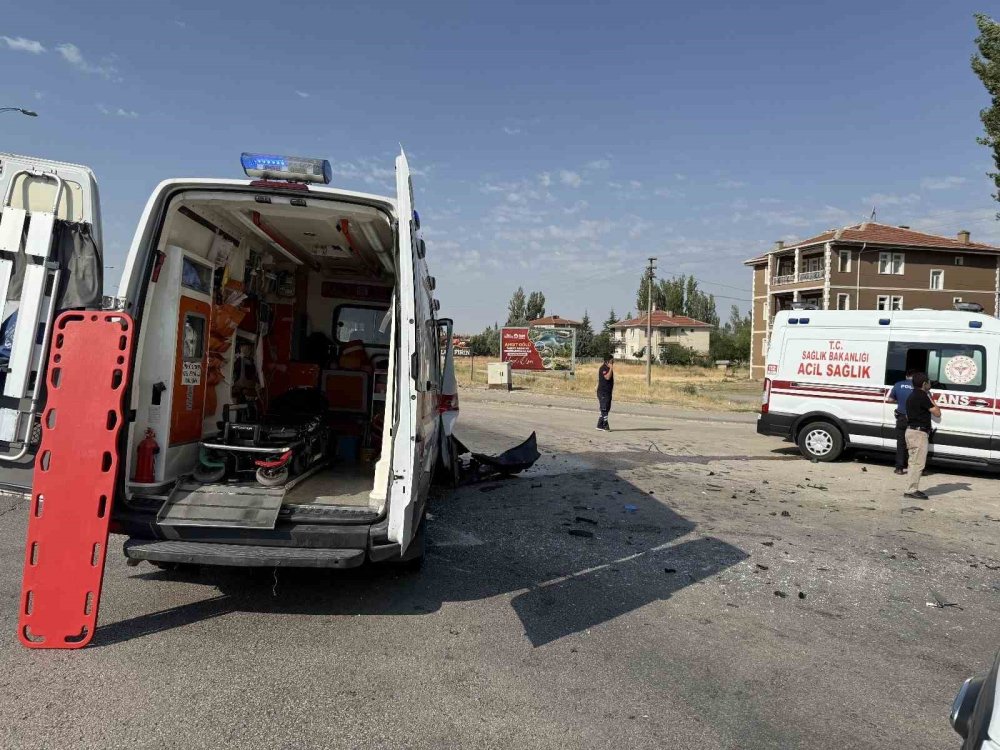 Hasta taşıyan ambulans tırla çarpıştı