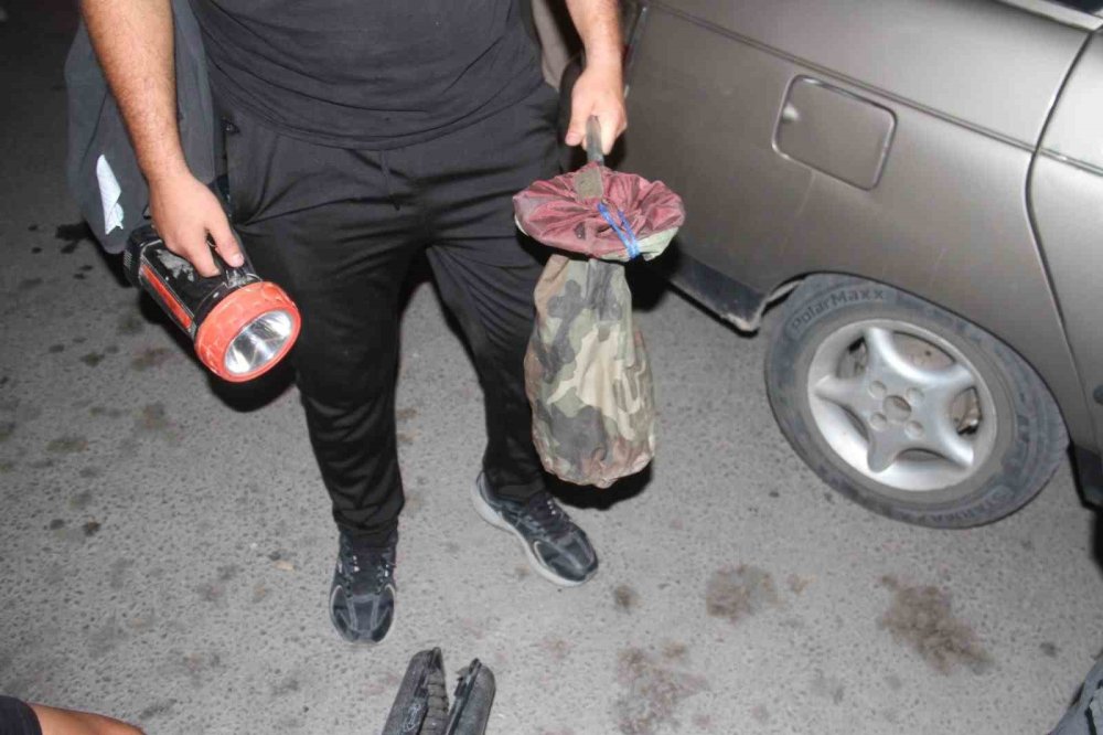 Otomobilin jantında sıkışan yılanı itfaiye çıkardı