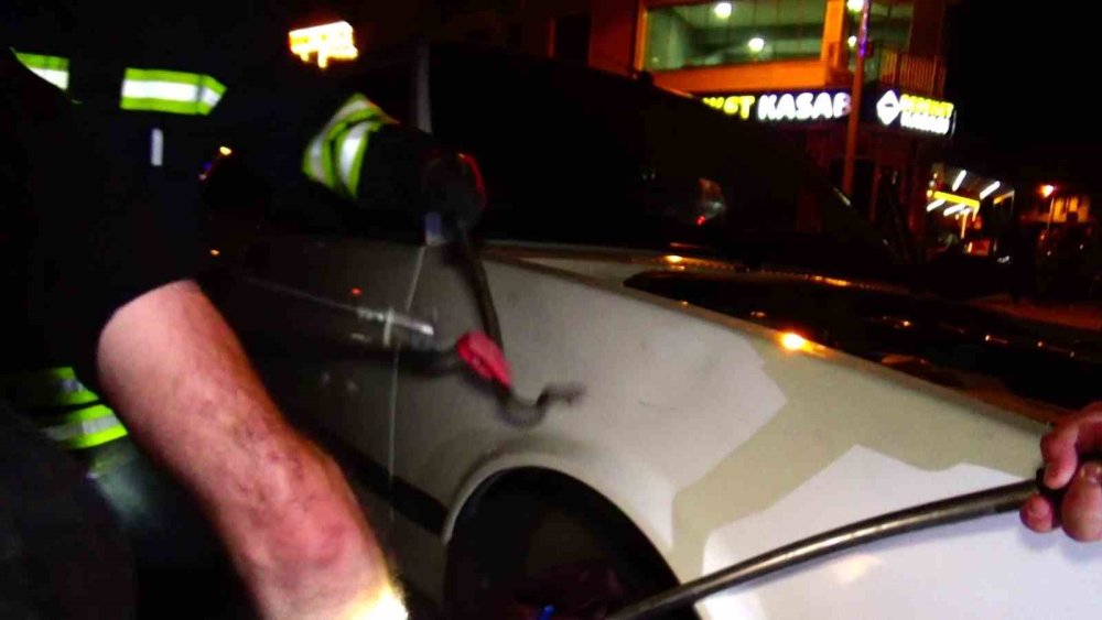 Otomobilin jantında sıkışan yılanı itfaiye çıkardı