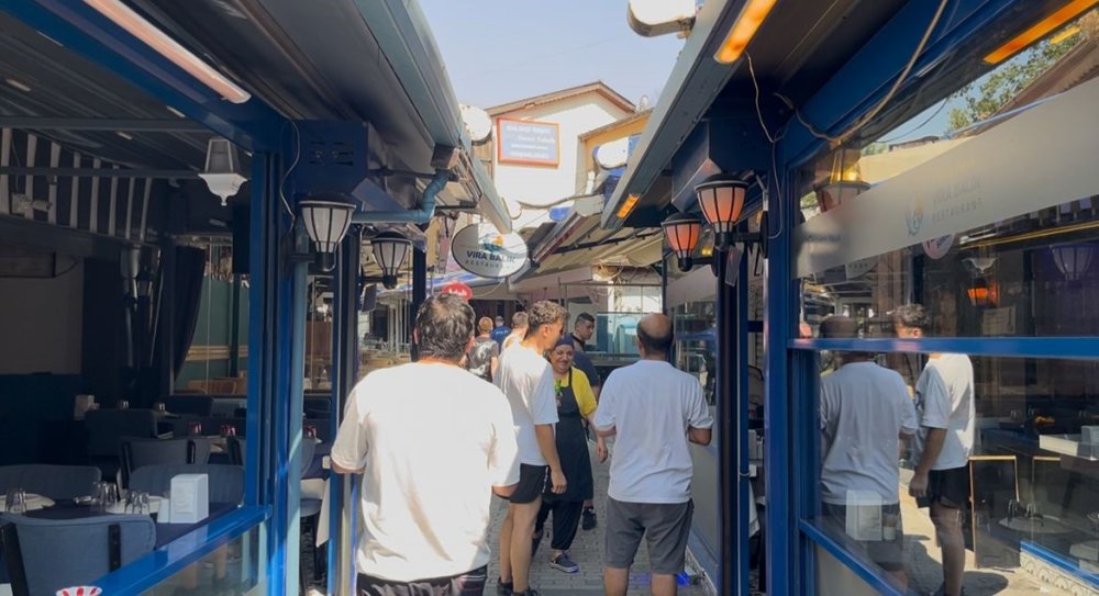 Popüler eğlence sokağı Arap Şükrü'de birçok işletme mühürlendi