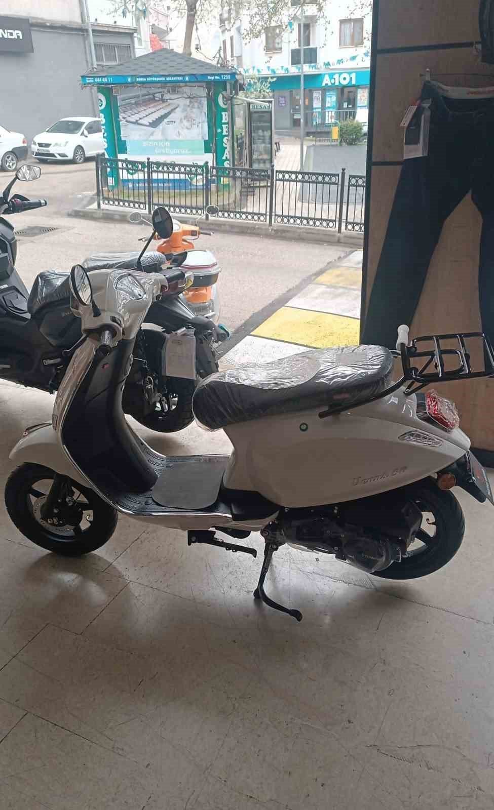 Sıfır aldığı motosikletini yanmış halde buldu