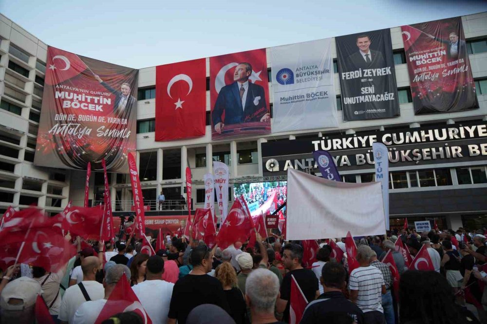 Antalya'da İlginç Kalabalık: Görüntülere İnanmıyorlar