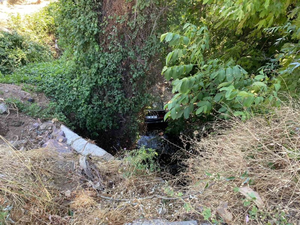 Kocaeli Derince’de otomobil 7 metreden kanala uçtu: Sürücü film sahnesi gibi kazadan sağ kurtarıldı