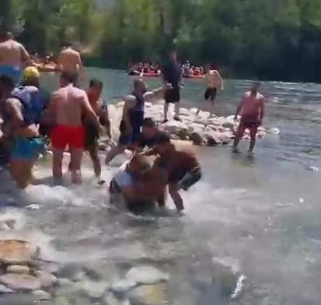 Raftingde bile kavga ediyoruz