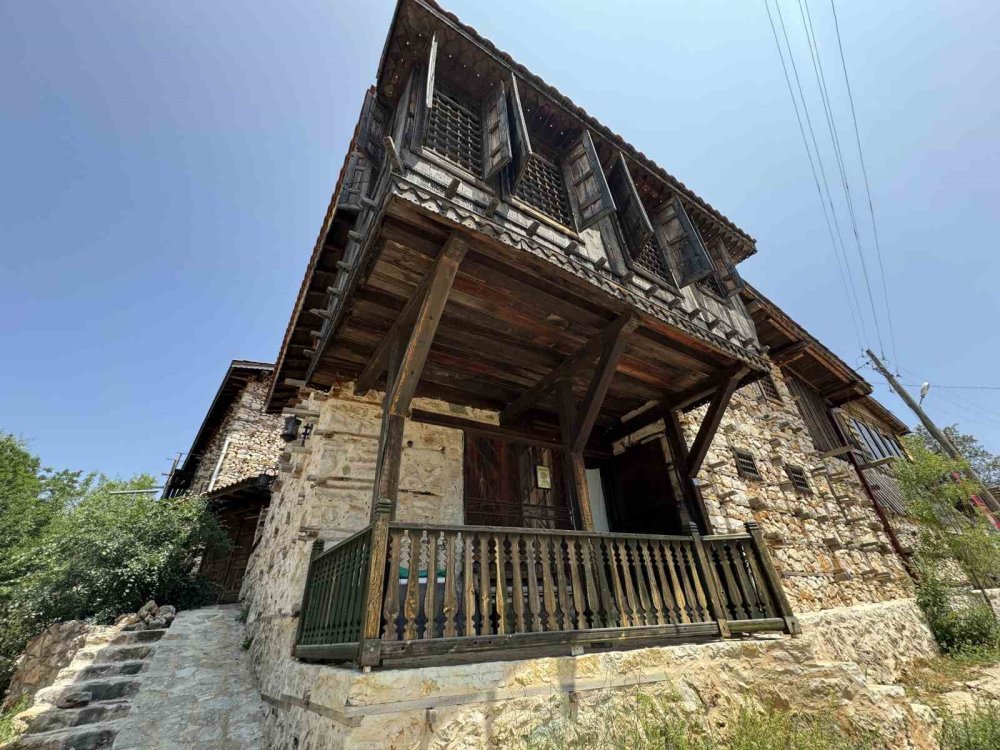 Toroslar’da açık hava müzesi gibi köy: 800 yıllık geçmişiyle Sarıhacılar büyülüyor