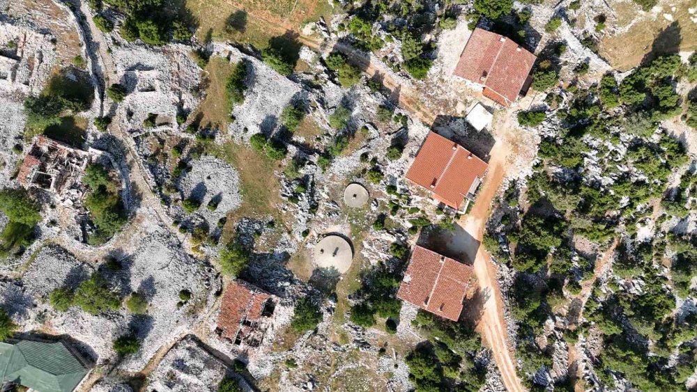 Toroslar’da açık hava müzesi gibi köy: 800 yıllık geçmişiyle Sarıhacılar büyülüyor