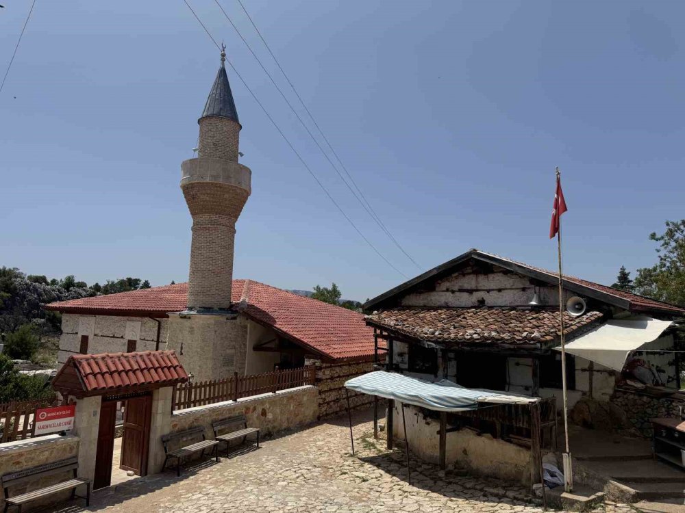 Toroslar’da açık hava müzesi gibi köy: 800 yıllık geçmişiyle Sarıhacılar büyülüyor