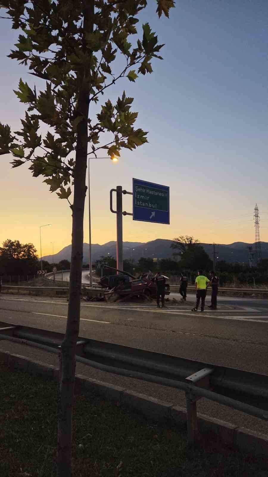 Gören bakamadı: Bariyere saplandı